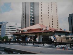 「東京都　飯田橋駅」

真後ろに建つビルの上階には、ユースホステルが入居している。