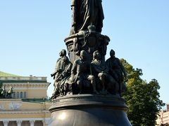 エカテリーナ2世像
ホテルに荷物を預け、エルミタージュに向かう途中、エカテリーナ２世の巨大な像がありました。ロシア皇帝の威厳を感じさせる像です。