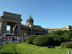 カザン大聖堂
朝からたくさんの人がいました。弧を描いた回廊が特徴的です。