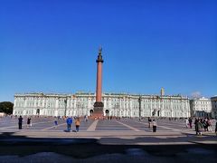 宮殿広場
エルミタージュ美術館の前に広場です。朝９時半頃、まだそれほど多くの人がいませんでしたが、その後ここはたくさんの人が繰り出しごった返します。
