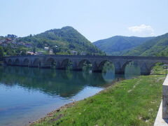 30分くらい走って、「ヴィシェグラードのメフメド パシャ ソコロヴィッチ橋」に到着しました。