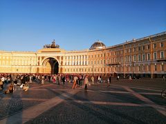 旧参謀本部（エルミタージュ美術館新館）
エカテリーナ宮殿ツアーは５時間。エルミタージュの宮殿前の広場に帰ってきたのは20時を回っていましたが、まだまだ日は沈みません。