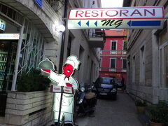 夕食でトレピニェ旧市街近くの「Restoran MG」へ行きました。