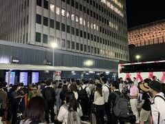 今回の旅行は貧乏旅行です。
往復の交通費を浮かせるために、夜行バスで行きました。
東京駅近くの鍛冶橋駐車場
何度も目の前を通ったことがあるので場所は完璧です。
東京23：30発富山6：10着のJAMJAMライナーを予約してありますので、東京駅から歩いて向かいます。
こんな夜遅いのに、人通り多いなーと思っていたら、通行者のほとんどがこのバス乗り場を目指していたのです。
なんじゃこりゃ！というほどの人混み
待合室など入れません。駐車場の中で待機していることもできません。
QRコードを配っており、自分のバスを登録するとバスが到着したら乗り場を教えてくれるというサービスを実施していました。
仕方なく駐車場の外で１０分ほど待ちます。
いろんな会社のバスが出たり入ったり
新宿のバスタもすごい人とたくさんのバスですが、ここ鍛冶橋もすごいです。
早くバスターミナルができるといいですね。

ちなみに富山までは新幹線だと12,930円です。
この日は夏休み初日ということで、バスは一番の高値です。
それでもたったの7,000円
帰りは金沢からで新幹線は14,320円　バスは5,000円でした。
