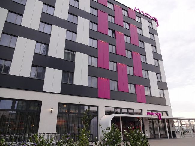 時間が遅かったので、ホテルは空港近くのMoxy Viena Airportを予約。<br />空港から案内表示があるので、早朝や深夜の利用には便利。<br /><br />明日はシュテファン大聖堂のあたりを散歩して、午後チェスキークルムロフへ移動の予定。