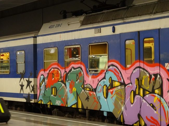 待っていると、やって来たのは予想と全く違う電車?!