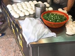 台北駅付近に戻ったら、「饒河街(じょうががい)観光夜市」で30分は待ちそうな行列ができててあきらめた「福州世祖の胡椒餅」のお店が！
こんな所(台北駅付近)にもあるんだな～！(宿泊所たくさんあるし観光客も多そう)

しかも夜市の屋台と違って誰も並んでない！！ラッキー！！