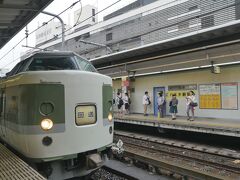 ★9:28 中央線特急の東京側ターミナル「新宿」から189系に乗車！

朝9時半前、多くのギャラリーに囲まれやって来た189系N102編成。ここから南木曽までこれに乗れるなんて、最高に幸せですね。