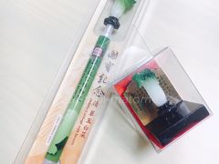 「故宮博物院」といえばの「翠玉白菜」グッズ。

ボールペンの上に白菜が！

使うたびに楽しくなれそう&周りの人から注目されそうwwwwwなボールペンと、白菜の佇まいがシュールな小さい置物。

JCBカードの請求を確認したら、二つで「1076円」でした。