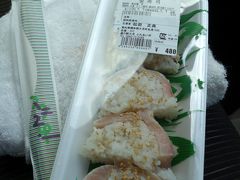 ないよね～　残念！ (￣皿￣ )

「道の駅大月」で買った「ぶりの姿寿司」
１切１００円、かっぱ寿司より高い。

うぉぉ
脂が乗っててめちゃウマでした。


