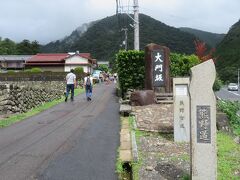 クルマできた道を戻り、途中にあるのが熊野古道の大門坂入口。

ここから熊野大社・那智の滝まで熊野古道ウオーキングをされている方が結構いらっしゃいました。