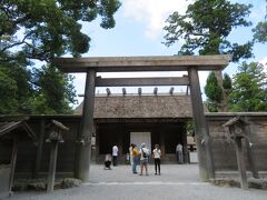 伊勢神宮の外宮。

日本古来の建築様式である唯一神明造で作られています。

ドラクエ３の卑弥呼の家を思い出しました。
・・・まぁ、同じ系統ですよね（たぶん）