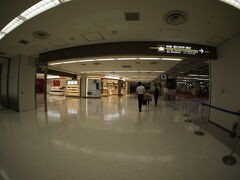 なかなか到着フロアの免税店って寄らないな。