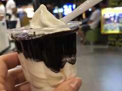 チェルンクルンロードのマックのチョコサンデー

晩御飯後、甘いもの探して入ったホテル近所のロビンソンデパート１階のマック。２４時間営業がうれしい！チョコサンデー、日本と同じ味でなぜかホッとする。これでTHB３０。
