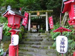 玉簾神社。芦ノ湖畔にある箱根神社・九頭竜神社の分宮。縁結びの御利益があるらしく、ハート型の絵馬がたくさん並んでいた。