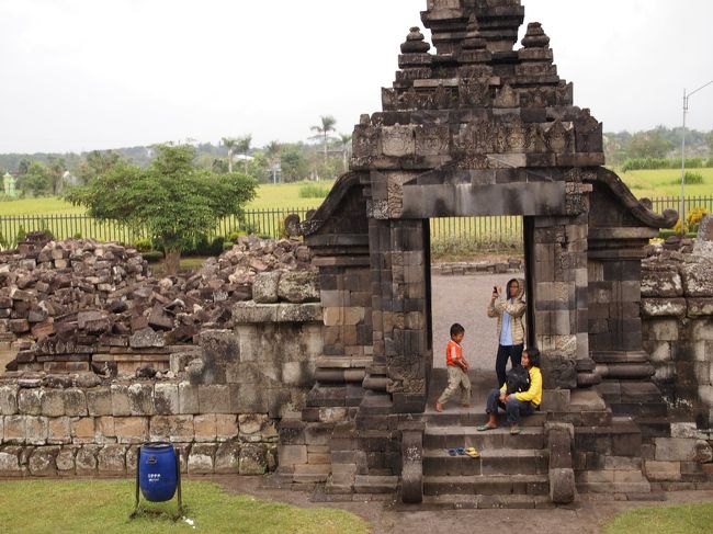 地元の家族が、遊びに来ていました。　門の下は、晴れでも雨でも過ごすには良い所です。私は、遺跡の日陰に腰を掛けて、ただ眺めているのが好きですから、ゆっくりしたかったのですが、如何せん雨模様で早々に移動しました。