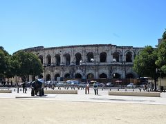 その右奥に闘技場。

なぜ、ニームを観光しようと思ったか…。
2004年のプロヴァンス旅行では、時間的にニームは無理でした。
あの時は、マルセイユ、アヴィニョン、エクス・アン・プロヴァンスに宿泊して、アヴィニョンからアルル、現地発ツアーでゴルド、ルシヨン、セナンク修道院を観光。
エクスでも現地発ツアーに参加して、リュベロンの小さな村を訪れました。

めぼしい観光地は周ったので、前回、見送った所にも行ってみようと、ニームにやってきた次第。
