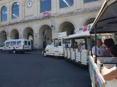 トランはニーム駅前を通過して、