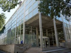 その少し先にカレ・ダール。
1993年に完成した総合文化センターで、現代美術館と図書館が入っています。