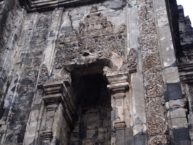 こちらの入口にも、入る者を食い尽かさんとばかり待ち構えている、地獄の王様カーラです。　壁のレリーフには、様々な意味が込められていますが、最初の訪問では「すごいな～！」とただただ感嘆あるのみでした。　ヒンドゥー教やラーマーヤナを勉強しておけば、意味も分かったのにと、つくづく残念に思いました。　この後ホテルに戻り、明日は、ジョグジャカルタの町に出てみます。