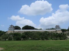 明石城。

明石城は100名城の中でも駅近で行きやすいです。
前にも行こうとしてたんだけど時間無くなって、電車の車内から写真を撮ることしかできませんでした。

今回やっと来ることができましたー。