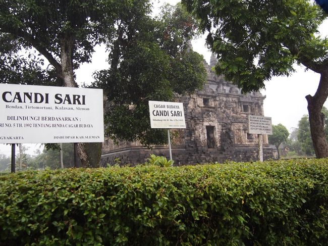 サリ寺院に移動しましたが、スコールで中々車から出られません。