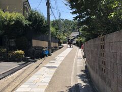 さわらびの道
坂を上っていきます。前方には人力車が頑張っています。。