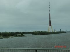 リガラジオ&テレビタワー
Riga Radio and TV Tower
が大きく高く見えます。