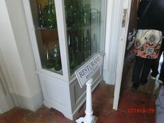 今日は曇りです。
ルンダーレ宮殿内レストランでランチです。
Rundales Pils Restorans はバロックロココ調のレストランで、
スープと鶏肉の料理ですが、大したことありませんでした。
宮殿内だからもう少し工夫をすればいいのに！