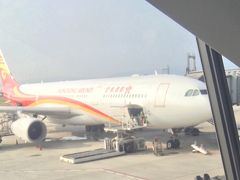 初めての香港航空。8割程度の乗客で、8割が香港人だと思います。機内食は美味しかったです。CAの話し声がうるさいと文句言っていました。