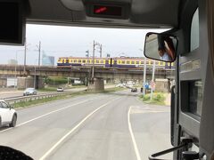 ダウガヴァ川にかかっているリガ鉄道橋を電車が渡って行きます。
鉄道専用の橋です。
中央市場の近くです。
Railway Bridge と言うそうです。