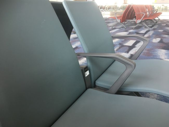 香港空港のトランジットは、wifiやUSBポートがあるので、快適でした。<br />香港エクスプレスでシェムリアップに向かったのですが、嵐で2時間遅れて、シェムリアップ空港を出たのは20時ごろになりました。<br />ちなみに、ほかの旅行記にあるように、ビザ申請時に顔写真はいりませんでした。