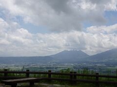 台風一過で晴れてきました。
お昼前に天ヶ瀬を出発し阿蘇を通過して宮崎高千穂へ向かいます。
途中の大観峰のあたり・・先を急いで車からの景色です。
世界最大のカルデラと阿蘇五岳を望む絶景スポットです。北外輪山の標高936ｍに位置し、眼下には美しい田園風景、正面にはお釈迦様の寝姿に見える阿蘇五岳を望みます。