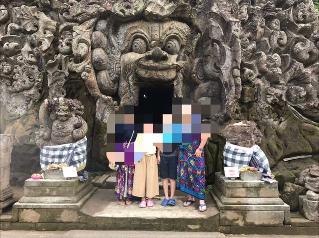 ゴアガシャ<br />入口でレンタルサロンを巻きます。