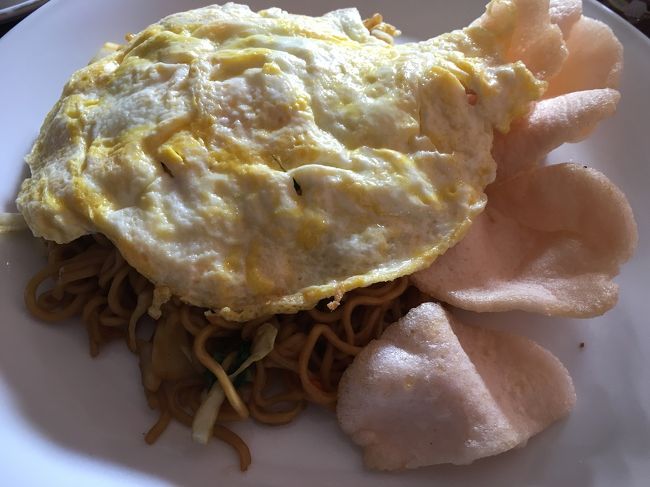 朝ごはん<br />今朝はミーゴレン <br />ホテルの朝ごはん、以前と全く同じメニューでした。変わらないって凄い。