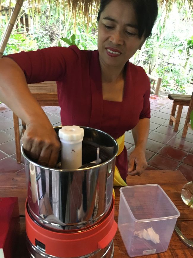 チョコの試食<br />チョコも作っているんですね。<br />出来立てチョコは生温かくて濃い味でした。