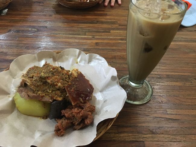 イブオカ<br />全部乗せ4皿をオーダー。娘には辛かった様で、辛みなし全部乗せ1皿追加。<br />夫は美味しい、美味しいと満足そう。<br /><br />ドライバーさんお勧めのレストランを断って来た甲斐があったな。