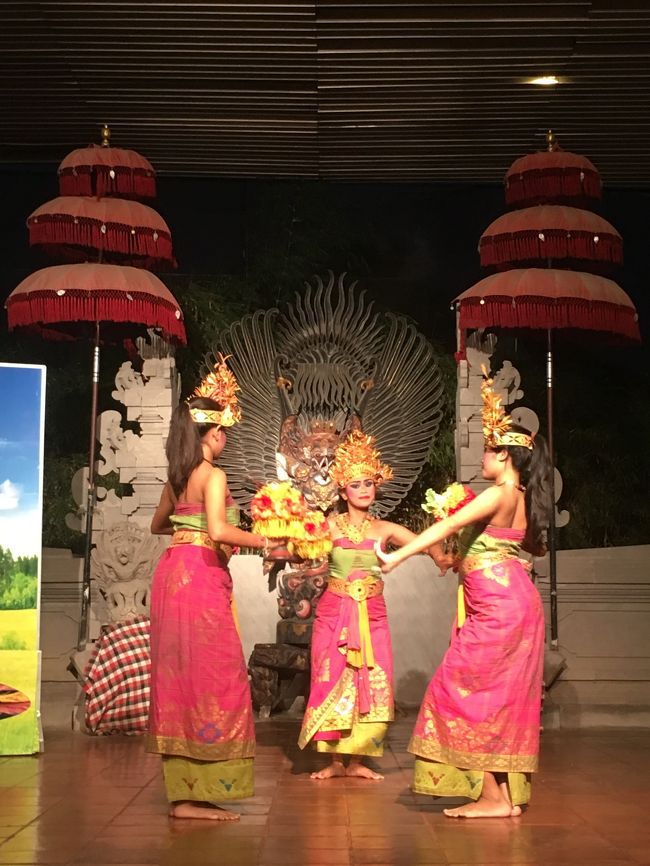 ブルーバードタクシーでクマンギレストランへ。<br />HPから18:30で予約しておきました。<br />正面の見やすい席に案内して頂きました。