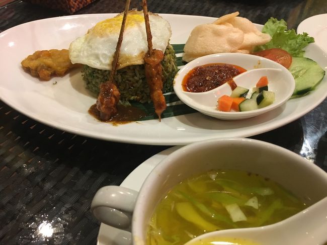 バリ最後の夕飯。スープが美味しかったです。<br /><br />元々18:00チェックアウト予定でしたが、ホテルのご厚意で21:00に延長して頂きました。<br />17:00ホテル着予定が遅れてしまい、次の予定も入っていたので本当に助かりました。<br />カーチャーターは先に行きたい所を全て周り終えてから、それでも時間があればドライバーさんの提案に乗るかどうかを決める！が鉄則ですね。勉強になりました。タウンでの買い物は次回の楽しみにして。<br />夕飯から戻った後、シャワーも浴びれました。<br />感謝です。<br /><br />チェックアウト後、ツアーのお迎えの車で空港へ。