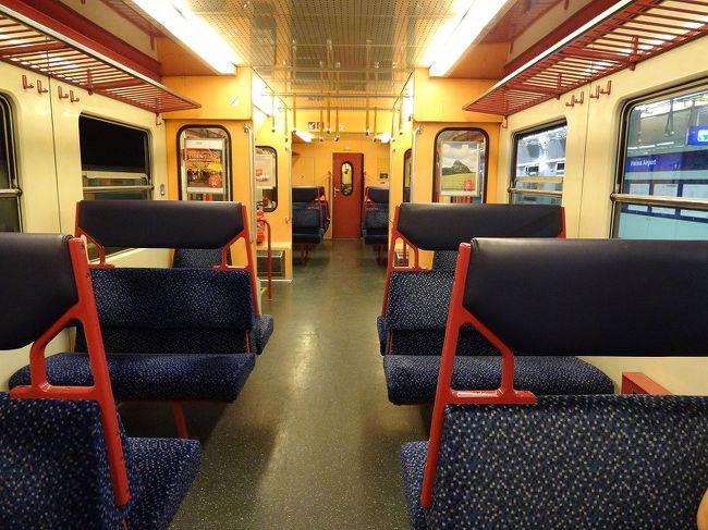 　　電車の中<br /><br />写真だと小綺麗に見えるなぁ・・<br /><br />