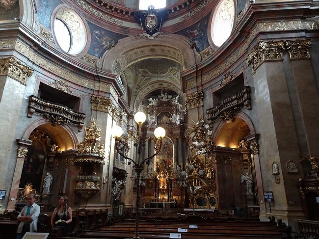 それだけに、中へ入るとその重厚感に圧倒される。<br />祭壇、フレスコ画、パイプオルガン、すべてが美しくて力強くて、一番印象に残っている教会。<br />