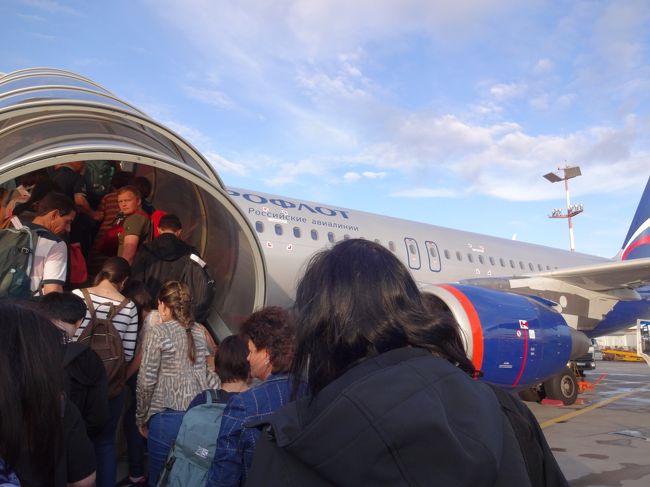 <　7/20　初めてのアエロフロート　><br /><br />今回は旅行の日程が早く決まったので、アエロフロートを7ヶ月前に予約。<br />本当はワルシャワかベルリン経由にしたかったけど、一番安かったウイーン経由で行くことに決定。<br /><br />出発2ヶ月前位に突然の電話！<br />しかもロシア語　その後英語？　そしてすぐにメール。<br />内容は帰りの飛行機の時間変更。<br /><br />また数日後に、今度はターミナルの変更のお知らせ。<br />よく色々と変更になるけど、その都度きちんと連絡してくれて親切・・？<br />