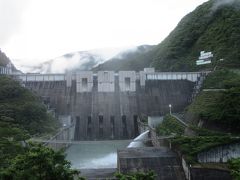 時刻は4:45

ネオパーサ静岡→国道362号線→千頭→長島ダムを通過
ここまで41kmを65分　平均37km/h
早朝なので対向車も殆どなく狭い道でもすれ違いに苦労は無かったのですが、やはり急カーブが多くとばせません

長島ダムは大井川沿いでも最大級のダムです。本日のミッションを無事にコンプリートすれば明日訪問予定
まってろよ～長島ダム♪