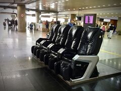 【プレジデント・ジュセリノ・クビシェッキ国際空港（ブラジリア空港）】

向こうの方に、場違いな「豪華な椅子」が置いてある...と思いきや...