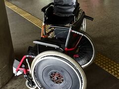 【プレジデント・ジュセリノ・クビシェッキ国際空港（ブラジリア空港）】

更に先に行くと...出口のところに、なぜか「車椅子」が、無造作に乗り捨てられています...
