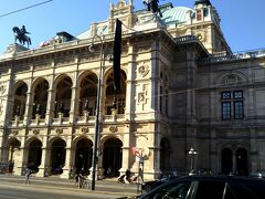 Uバーンに乗ってKarlsplatz駅で降りると、あとは徒歩圏内。ウィーン市街地を散策します。まずはウィーン国立歌劇場。とても重厚なつくりです。