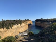 さて、せっかくここまで来たので、12人の使徒から目と鼻の先にある Loch Ard Gorge（ロックアードゴージ）まで足を伸ばしました。太陽よ、まだ沈まないでくれ！