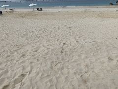 白い砂浜。
砂はサラサラ。