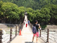 では、、駐車場が混雑する前に「白川郷」へ、、

白川郷の集落へは車の乗り入れが出来ないので
せせらぎ駐車場に車を停め、「であい橋」を渡って行きます、、