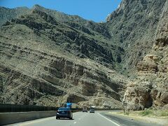 アリゾナ州を通っている州間高速道路15号線は、バージン・リバー・ゴージと呼ばれる渓谷を通る部分有り。

今回の旅で訪れた各地の渓谷に戻って来たような絶壁が道の両側に迫って来るのが見事！